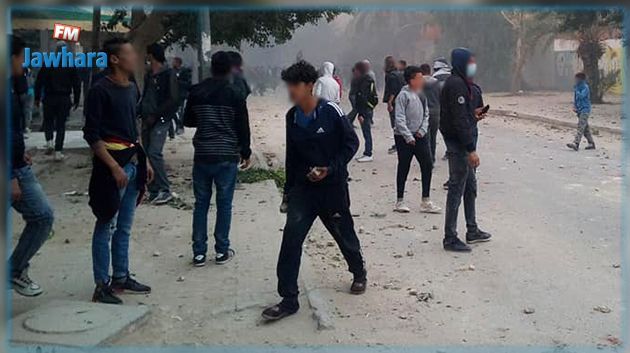 القصرين : اندلاع مناوشات بين عدد من شبان فريانة والوحدات الأمنية 
