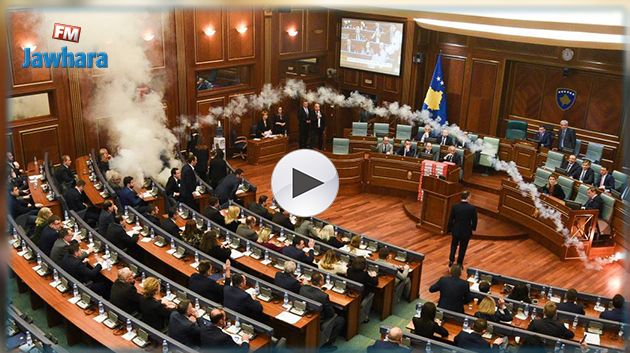 فيديو : نواب يطلقون الغاز المسيل للدموع خلال جلسة عامة في كوسوفو