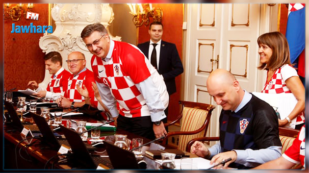 احتفالا بوصول كرواتيا لنهائي كأس العالم الحكومة تعقد اجتماعا بزَيّ المنتخب 