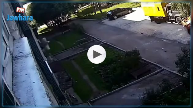 فيديو : نجاة رضيع سقط من الطابق الرابع من موت محقّق