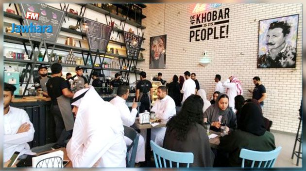 قرار وُصف بالتاريخي: السلطات السعودية تسمح بدخول النساء والرجال إلى المطاعم من نفس الباب