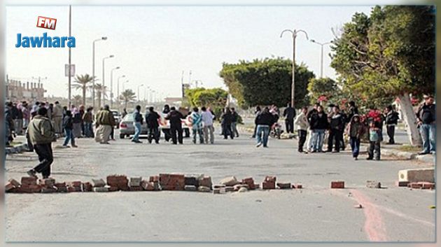 محتجون يغلقون الطريق الرابطة بين الحمامات وسوسة