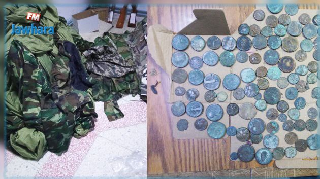 المهدية: حجز قطع نقدية قديمة وبدلات عسكرية خلال مداهمة منزل (صور)