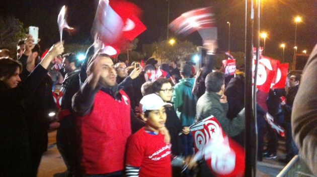 انصار الباجي يحتفلون امام مقر حملة الباجي بتونس‎