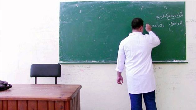 القيروان.. تلميذ يطعن استاذه من الخلف بينما كان بصدد الكتابة على السبورة 