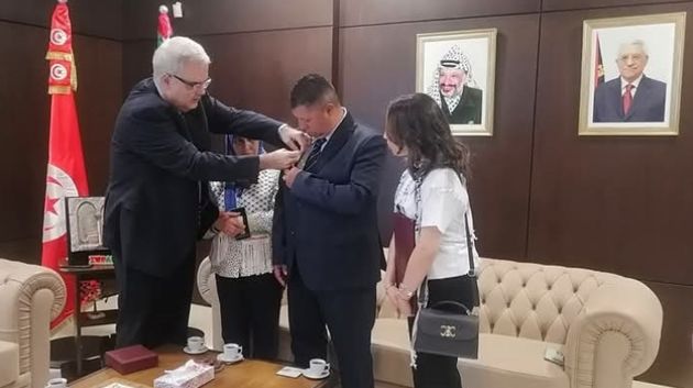 القدومي يقلّد والدي الشهيد فارس خالد وسام 'فارس فلسطين'