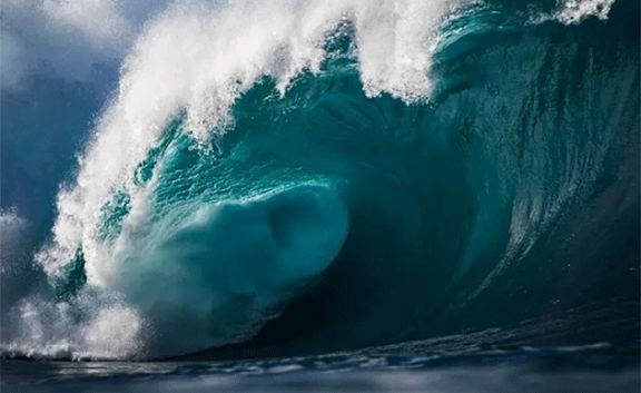 تسونامي يضرب سواحل أحد المحيطات عقب زلزال بلغت قوته 6.9 درجات