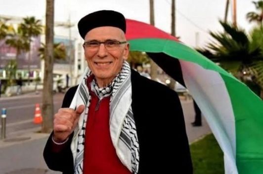 موشحا بالعلم الفلسطيني.. تشييع جثمان مناضل مغربي من أصول يهودية الى مثواه الأخير (صورة)