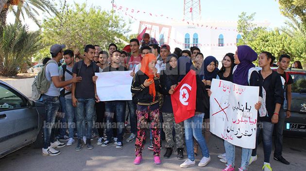 مسيرة سلمية لتلاميذ معاهد جربة احتجاجا على قرارات وزير التربية