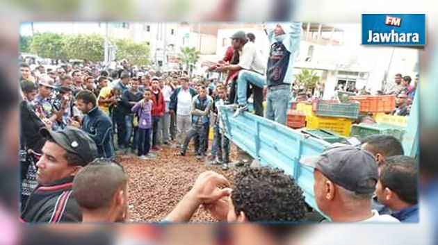 بعد إتلاف كميات من التمور في الطريق العام : رئيس مجلس النواب يتدخل