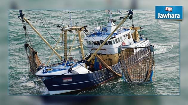 جرجيس : إيقاف مركب صيد مصري على متنه 16 بحارا