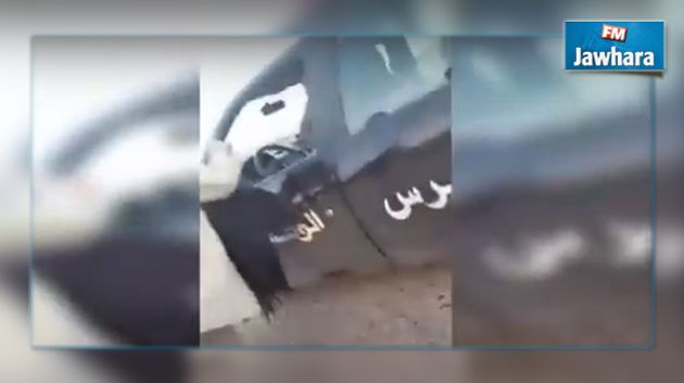 لأنه قام بتصوير عون أمن تفوه نحوهما بكلام بذيئ : ايقاف الشاب و والده