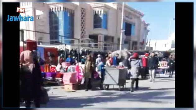 الرادار : سوق قصر هلال يشق طريقا عموميا ويتسبب في اختناق مروري