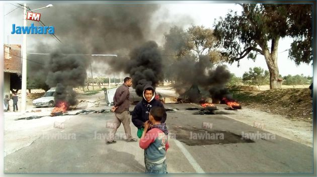 عصيان مدني في البرادعة : قطع كامل الطرقات ومنع سيارات الإسعاف من المرور