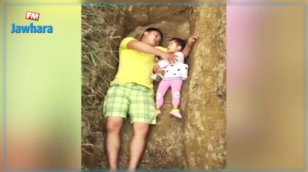 فيديو : يضع ابنته المصابة في قبر يوميا لتهيئتها للموت !