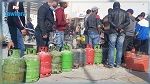 متطوّعون يشرفون على توزيع قوارير الغاز المنزلي في مدينة دقاش