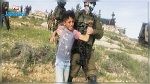 فيديو صادم: جنود الاحتلال يعتقلون أطفالا صغارا بينما كانوا يجمعون الزهور 