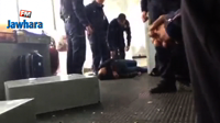 لحظة اعتداء عدد من أعوان الشرطة الصربية على تونسي احتجز في المطار