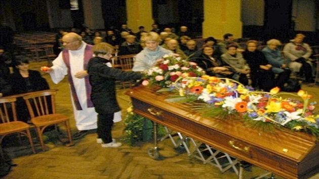Un italien mort  reprend vie pendant ses obsèques 