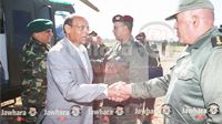 Moncef Marzouki, chef d'états majeures, en visite à la zone d'opérations militaires au Mont Châambi