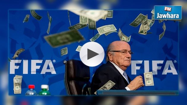 En pleine conférence de presse, Blatter arrosé de faux billets de banque (vidéo)