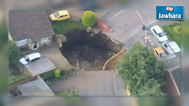 Angleterre : Une ville évacuée à cause d'un énorme trou (Vidéo)