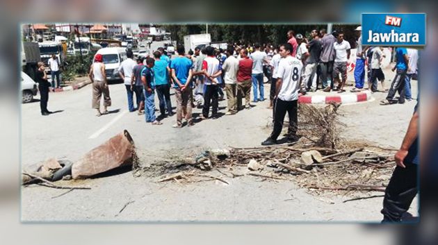 Sidi Bouzid : Des manifestants bloquent la route et des voitures administratives coincées