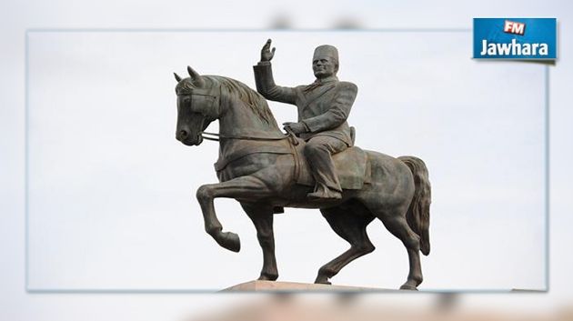 Monastir: Installation de la statue du leader Bourguiba devant le palais présidentiel