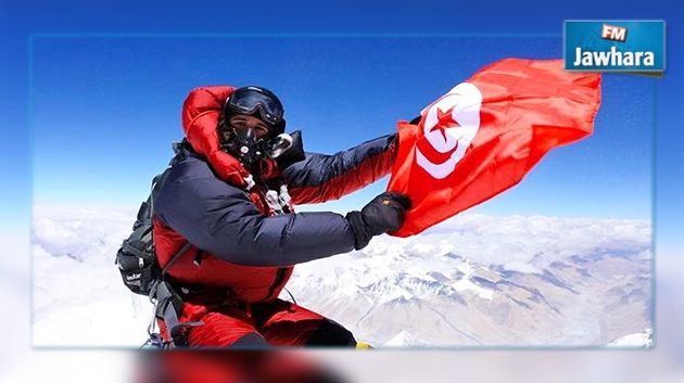 Habib Essid félicite le jeune alpiniste tunisien Tahar Manai