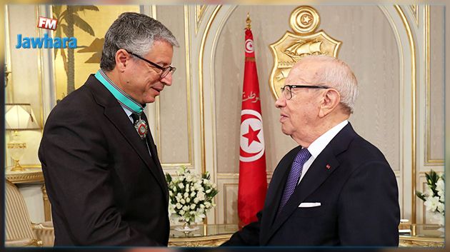 Caïd Essebsi décore le directeur général des archives des insignes de commandeur de l’ordre de la République