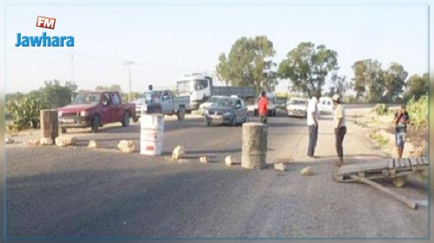 Des protestataires bloquent la route à Enfidha