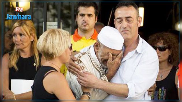 Attentat de Barcelone : L'accolade déchirante entre un imam et le père d'une victime de 3 ans