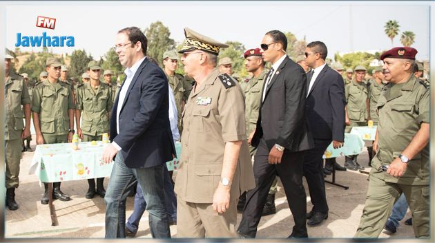Youssef Chahed en visite à la base militaire de Béja 