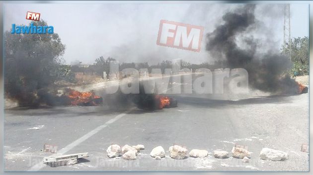 Kasserine : Des manifestants bloquent la route principale de Fériana