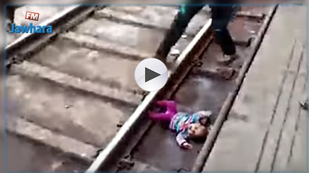 Inde : un nourrisson glisse sous un train et s'en sort indemne