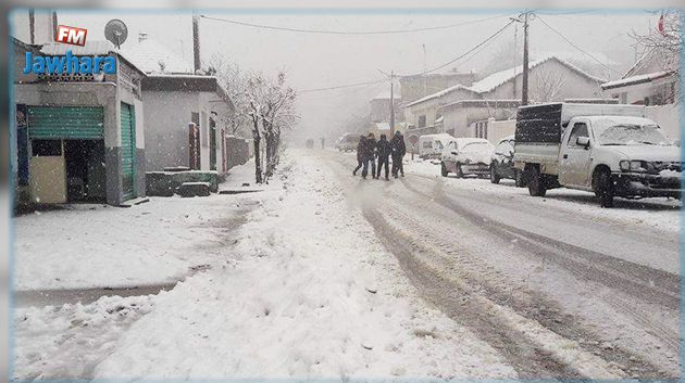 Chutes de neige à Jendouba : 54 voitures et deux bus bloqués, évacués