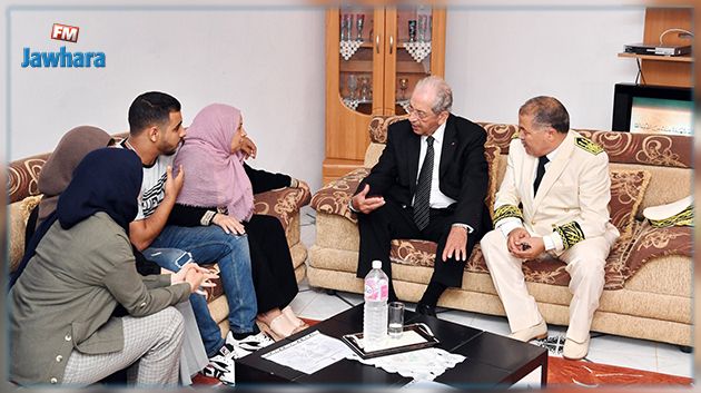 Mohammed Ennaceur rend visite à la famille du martyr le commandant Faouzi Houimli