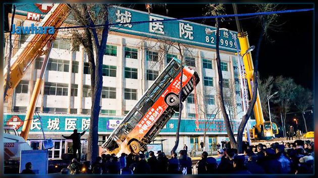 Chine : Un énorme trou engloutit un bus, 6 morts (Vidéo)
