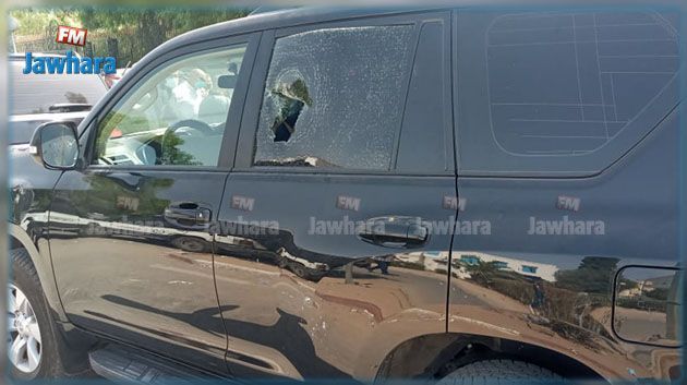 La voiture des sécuritaires accompagnant Rached Ghannouchi saccagée