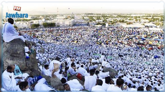 En Arabie saoudite, les pèlerins du hajj prient sur le mont Arafat