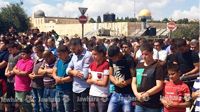 Des palestiniens font la prière dans les rues après leur empêchement d'accéder à la mosquée Al Aqsa