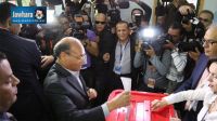 Moncef El Marzouki exerce son droit de vote au bureau de Kantaoui