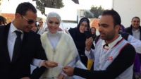 Une mariée accomplit son devoir électoral, le jour de son mariage