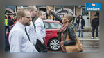Photo du jour : Une femme lève le poing face à 300 néo-nazis suédois