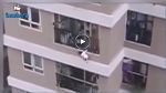 En vidéo : Une fillette de 2 ans chute du 12e étage au Vietnam