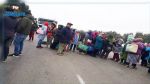 Des agriculteurs et des ouvrières agricoles observent un sit-in et coupent la route entre Kondar et Kalaa Kébira