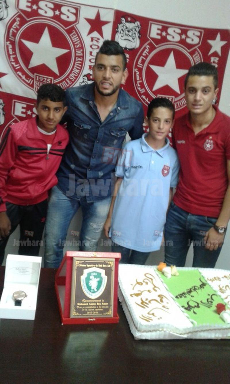 AMINE BEN AMOR avec les jeunes boualiens à l'Etoile.jpg