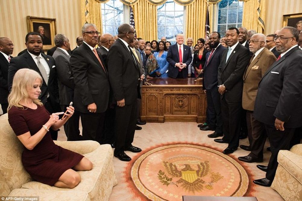 3DC8617D00000578-4266510-Counselor_to_the_President_Kellyanne_Conway_is_seen_checking_her-a-7_148826