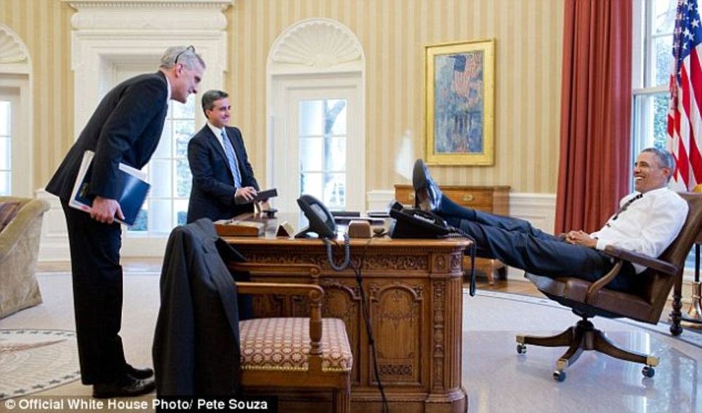 3DC9EF5600000578-4266510-Obama_grins_with_his_feet_on_the_table_in_a_familiar_pose_from_t-a-12_14882