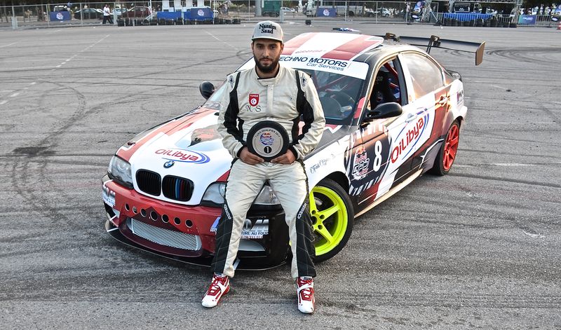 Nassim, trophée et véhicule.JPG